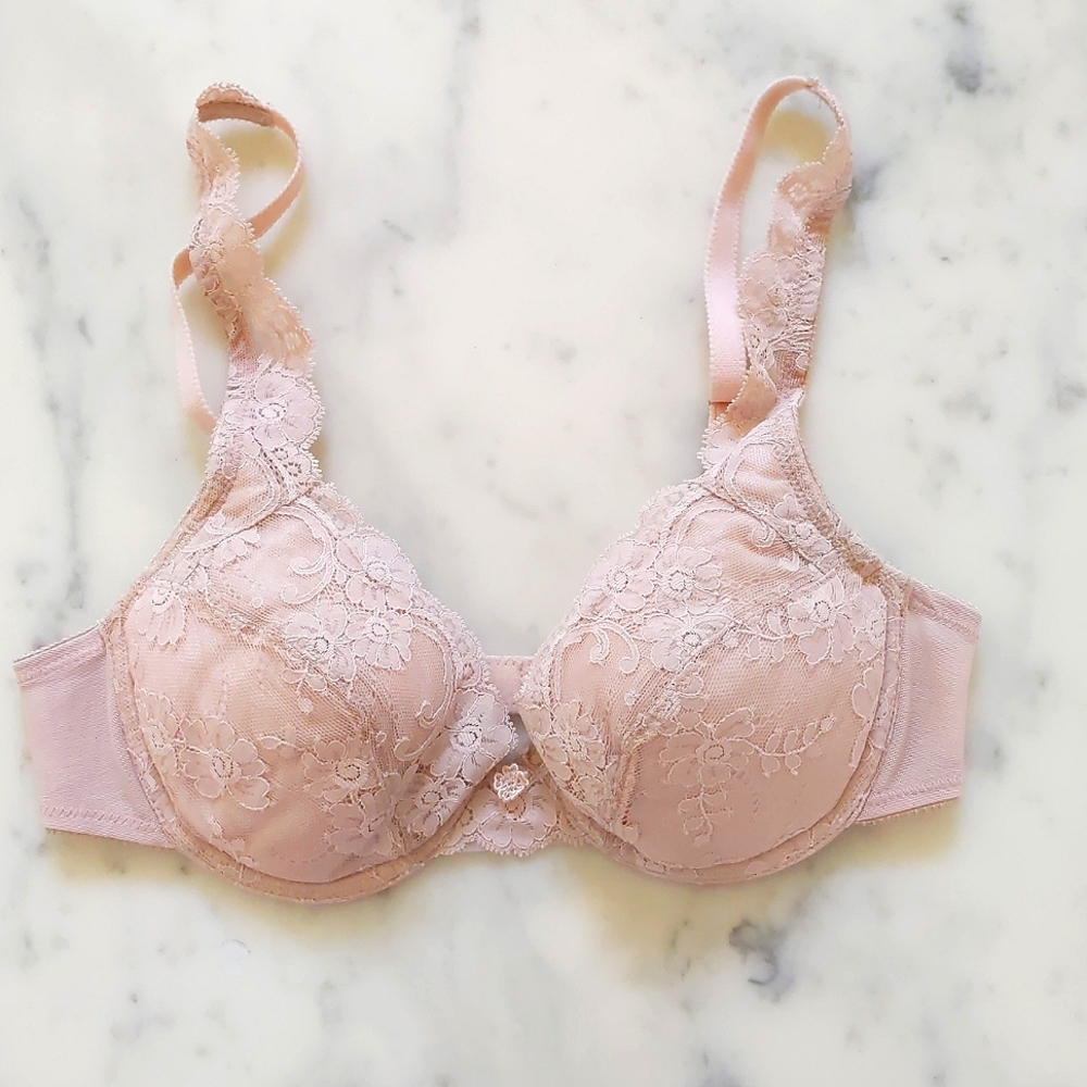 NWOT. Frederickas of Hollywood Lace and Padded with Adjustable Straps 32B Bra.